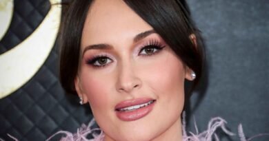 Kacey Musgraves' Stunning Makeup: Discover the Drugstore Secret Behind Her Amazing Lashes!