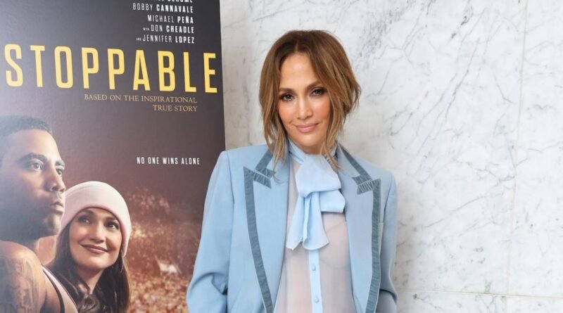 Jennifer Lopez Brings Back the Ultra Low-Rise Jeans Trend