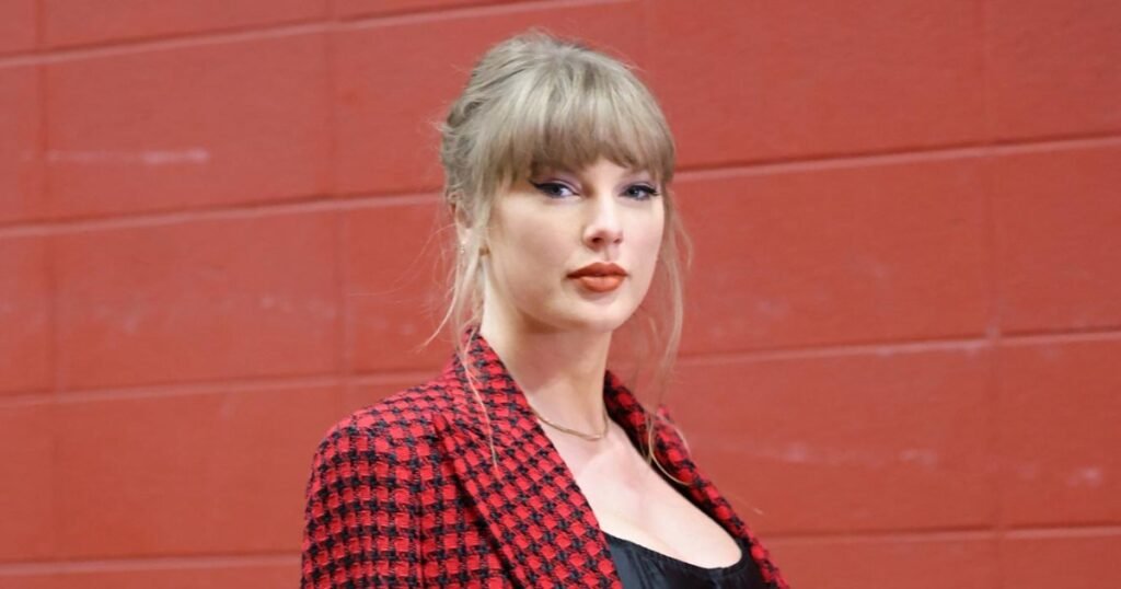 Taylor Swift Appreciates Young Fan for Calling Her Outfit 'Tea'