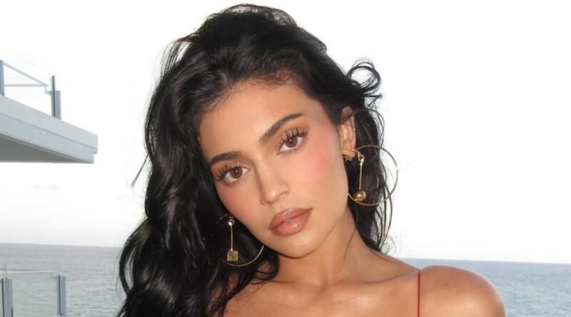 Kylie Jenner's Hair Tutorial: Mastering Her Iconic Waves