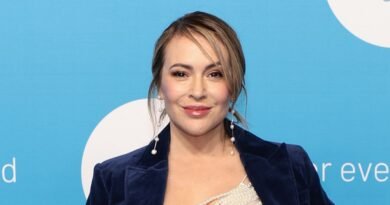Alyssa Milano Pays Tribute to Julian McMahon Following His Untimely Passing at 56