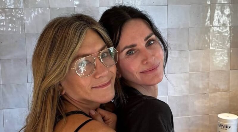 Jennifer Aniston and Courteney Cox Dazzle in Fresh-Faced Photo