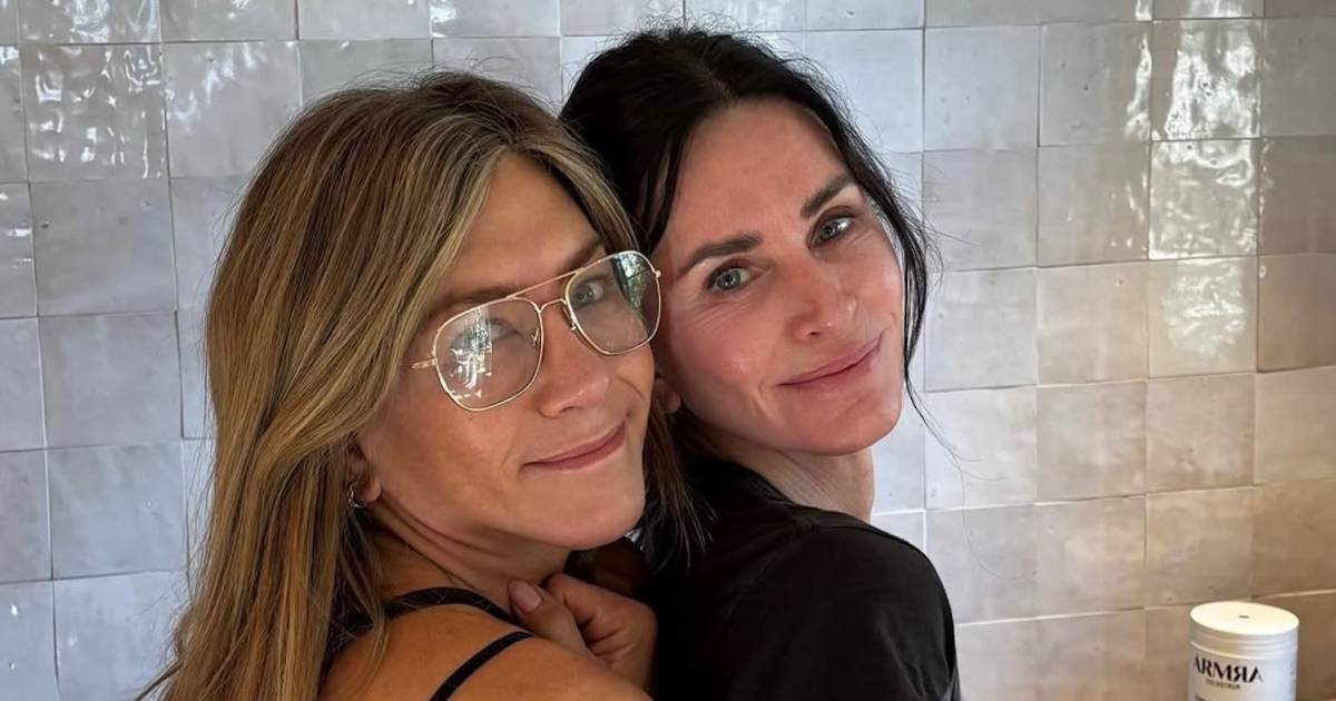 Jennifer Aniston and Courteney Cox Dazzle in Fresh-Faced Photo