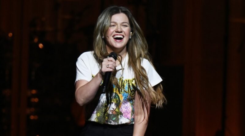 Kelly Clarkson Compares Her Touring Experience to Taylor Swift's 'Eras Tour' Triumph