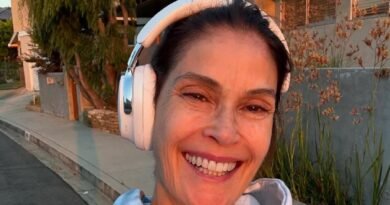 Teri Hatcher Posts Honest Makeup-Free Selfie: "Embrace Authenticity"