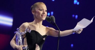 Ariana Grande Expresses Gratitude to Therapist at the 2025 VMAs