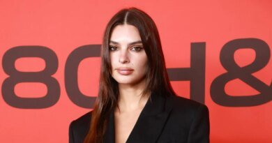 Emily Ratajkowski Flaunts Topless Look with Stunning Eye Makeup