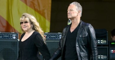 Stevie Nicks Reveals She and Lindsey Buckingham Are Communicating Again