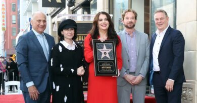 Gilmore Girls Cast Reunites with Lauren Graham for Walk of Fame Celebration