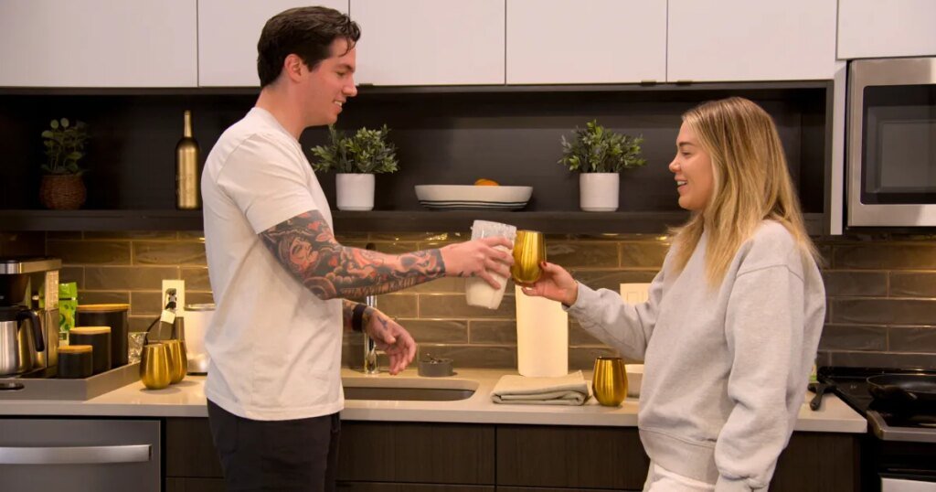 Jordan from Love Is Blind Blends Chicken with Crystal Light for a Unique Smoothie