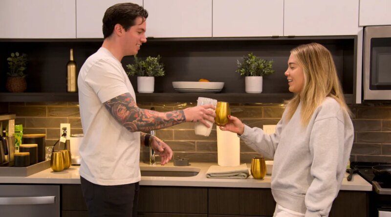 Jordan from Love Is Blind Blends Chicken with Crystal Light for a Unique Smoothie