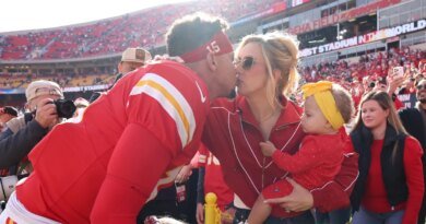 Brittany Mahomes Dazzles with Her Thanksgiving Outfit at the Chiefs Game