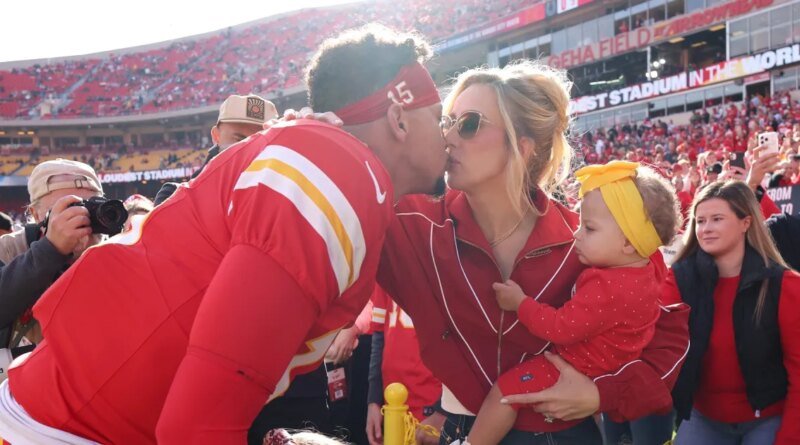 Brittany Mahomes Dazzles with Her Thanksgiving Outfit at the Chiefs Game