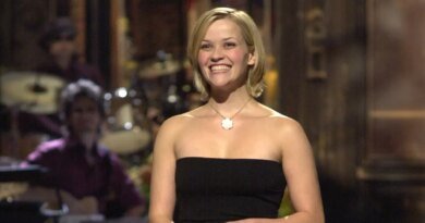 Reese Witherspoon Reflects on the 'Responsibility' of Hosting SNL Post-9/11