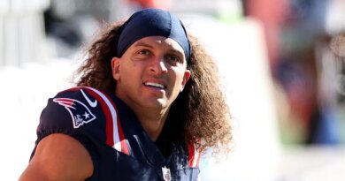 Patriots' Mack Hollins Arrives at Stadium Shirtless and Barefoot