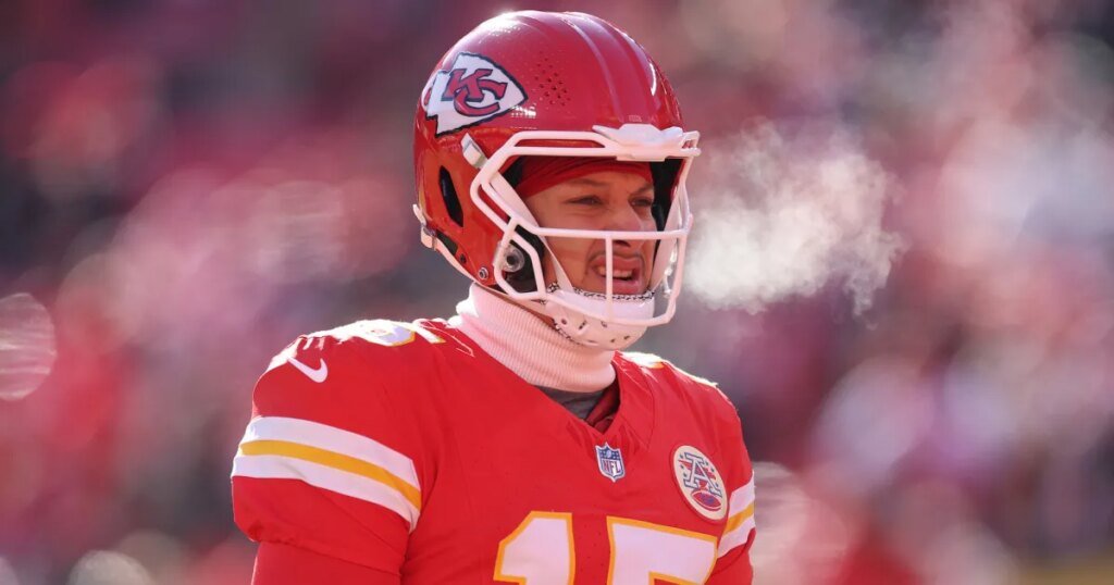 Patrick Mahomes Injured as Chiefs Exit Playoffs