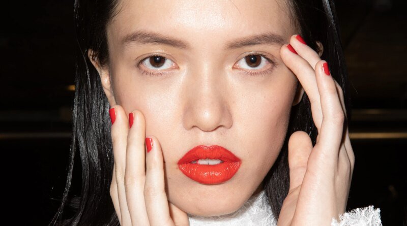 6 Trending Winter Makeup Looks to Heat Up Your Beauty Routine

As temperatures fall, expect two shifts: deeper lipstick hues and richer skincare formulas to combat the drier air.