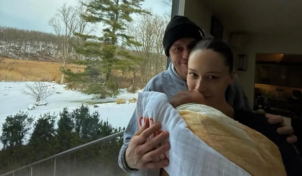 Pete Davidson's Girlfriend Elsie Hewitt Can't Hold Back Tears Over Daughter