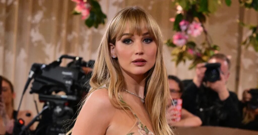 Jennifer Lawrence Stuns in Daring Sheer Dress at the 2026 Golden Globes