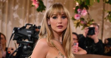 Jennifer Lawrence Stuns in Daring Sheer Dress at the 2026 Golden Globes