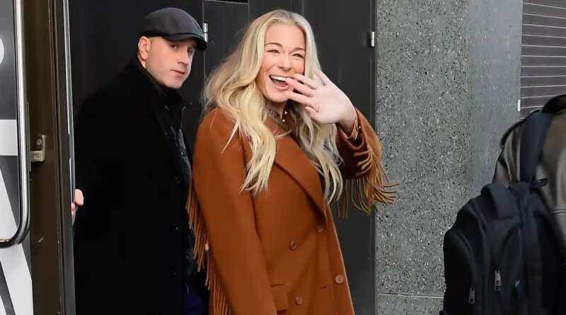 LeAnn Rimes' Carry-All Tote Mirrors This $18 Version Perfectly