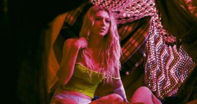 Euphoria's Hunter Schafer Features a Topless Scene, While Lexi Remains a Virgin