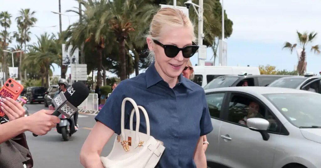 Kelly Rutherford’s 5-Figure Bag Exudes ‘Rich Mom’ Vibes
