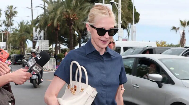 Kelly Rutherford’s 5-Figure Bag Exudes ‘Rich Mom’ Vibes