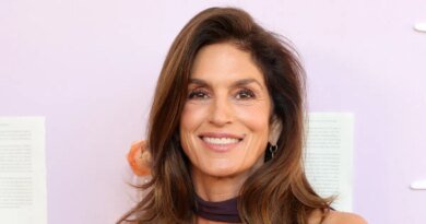 Cindy Crawford's V-Neck Tank Top: A Chic Upgrade for Everyday Outfits