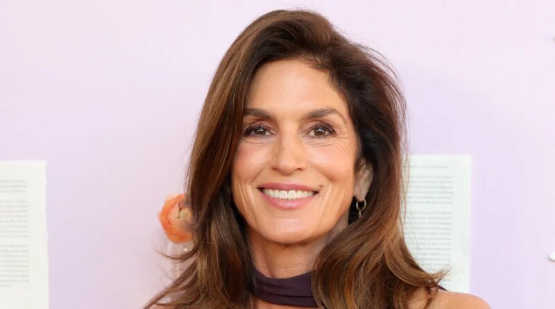 Cindy Crawford's V-Neck Tank Top: A Chic Upgrade for Everyday Outfits