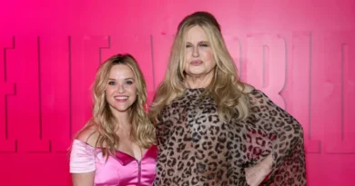 Reese Witherspoon Reunites with Cast of Legally Blonde