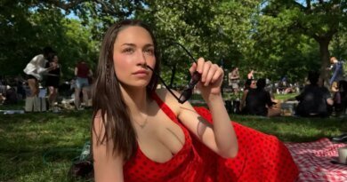 Elsie Hewitt Stuns in Bold Plunging Dress Following Pete Davidson Split