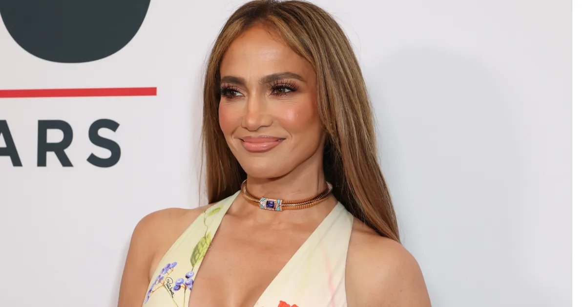 Jennifer Lopez’s Gingham Dress Remains Timeless
