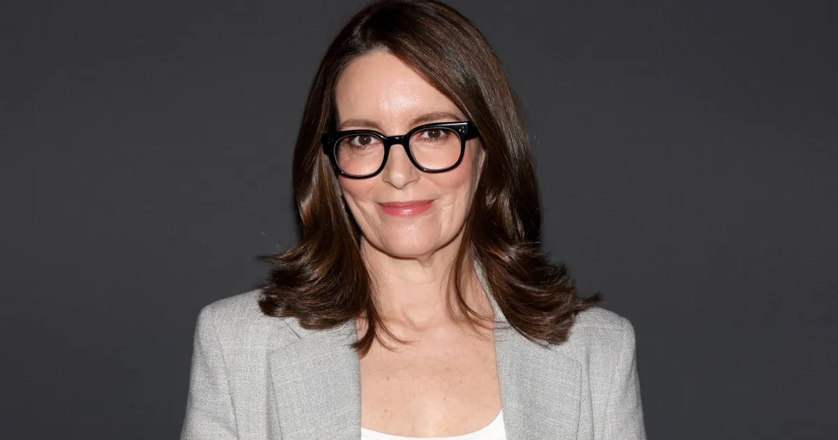 Tina Fey Transforms the ‘It’ Girl Red Sweater Trend for Summer Wear