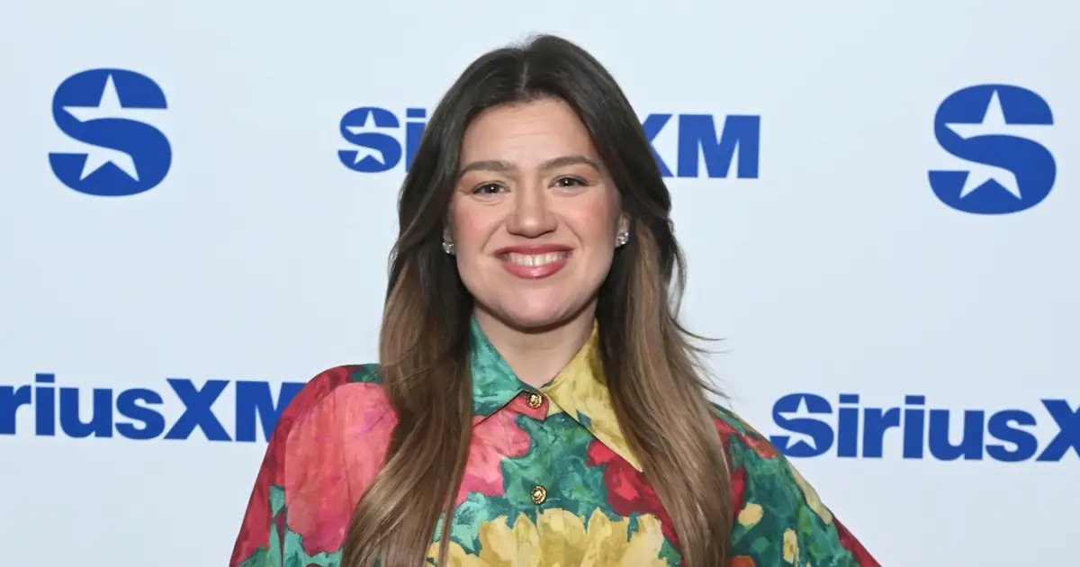 Kelly Clarkson Reveals Shocking Bathroom Story