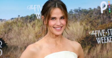 Jennifer Garner's $21 'Everyday' Sunscreen That 'Mesh Well with Makeup'