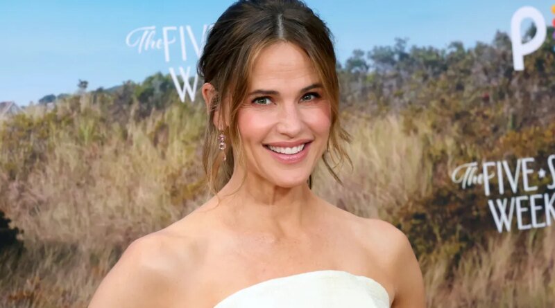 Jennifer Garner's $21 'Everyday' Sunscreen That 'Mesh Well with Makeup'