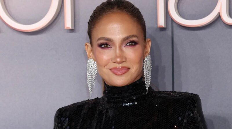Jennifer Lopez's Bermuda Shorts Look: The Ultimate Lazy-Girl Essential