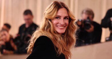 Julia Roberts' 'Wedding Weekend' Dress Style: Ideal for Getaways