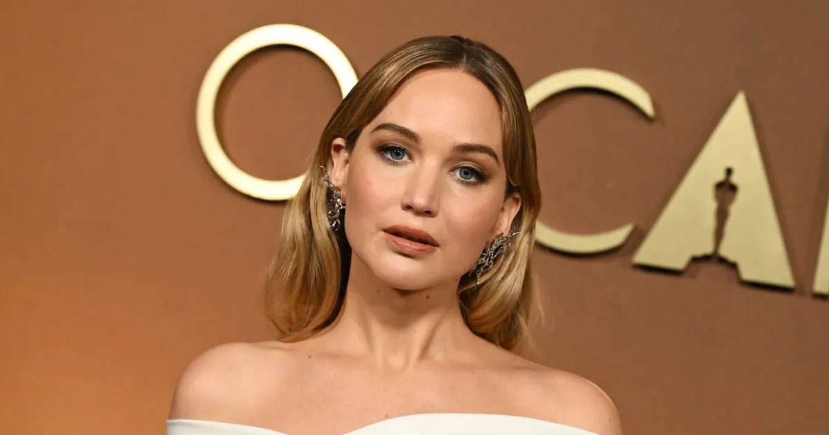 Score Jennifer Lawrence’s Airport Tote Style for Just $36!