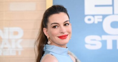 Anne Hathaway's Effortlessly Cool Baggy Jeans Look Now Available on Amazon
