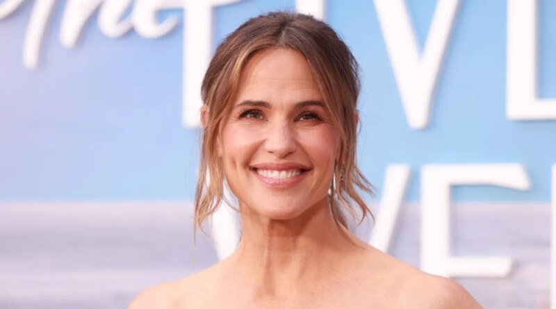Recreate Jennifer Garner's Luxurious Fall Sweater Style for Just $30!
