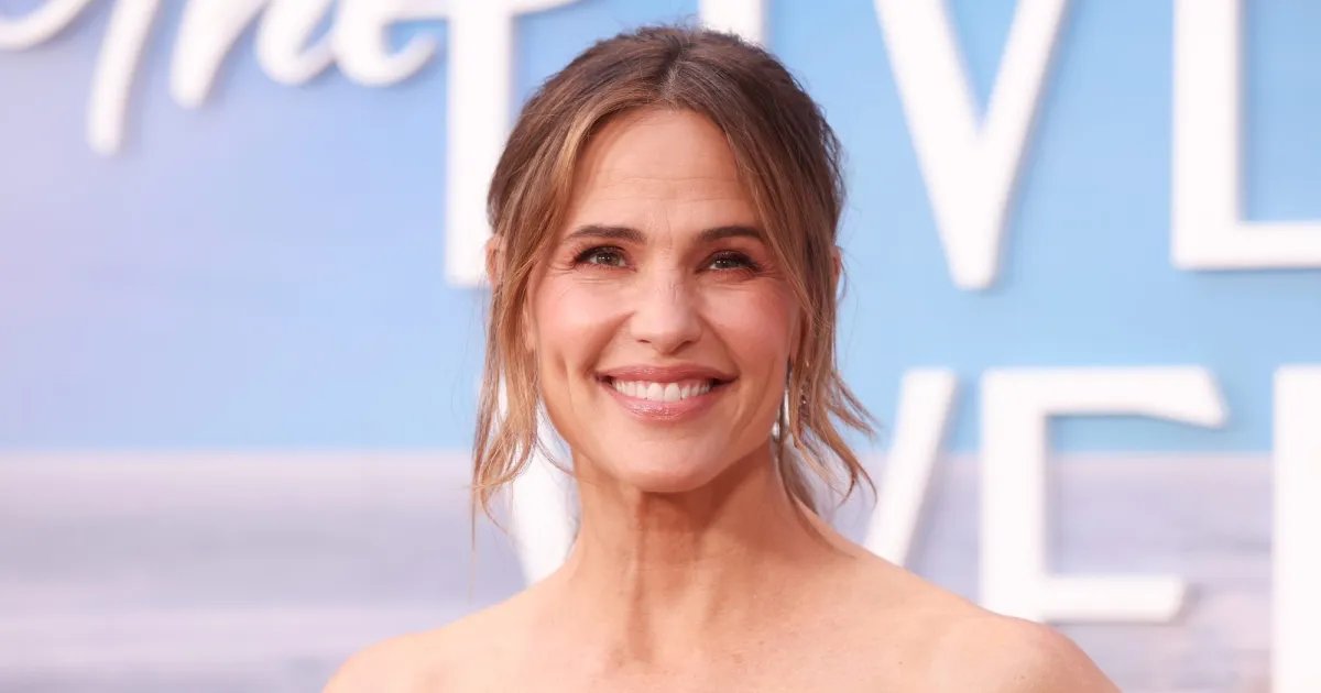 Recreate Jennifer Garner’s Luxurious Fall Sweater Style for Just $30!