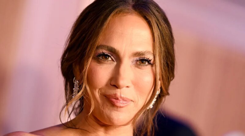 Jennifer Lopez's Woven Straw Tote: The Must-Have Bag of the Season