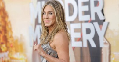 Recreate Jennifer Aniston's Chic Fall Crossbody Style for Just $26!