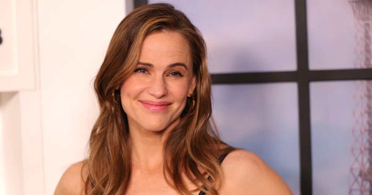 Step Aside, Jeans! Jennifer Garner Is Making Overalls the Fall Essential