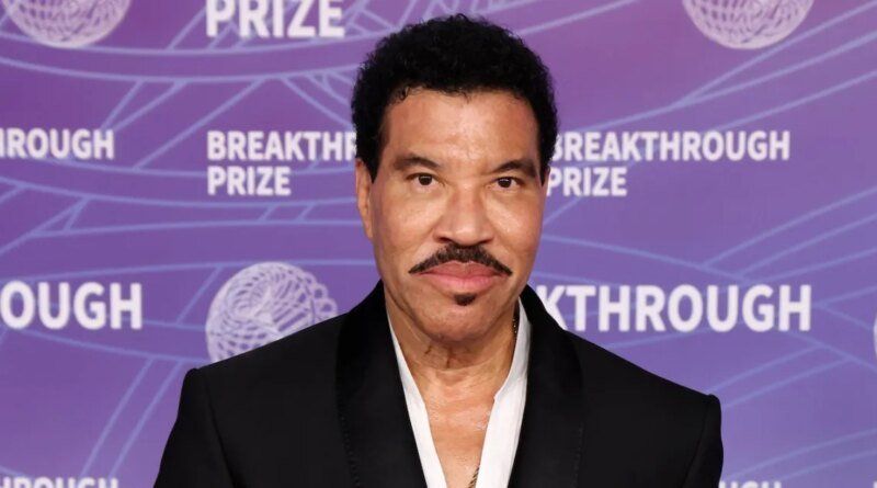 Lionel Richie Admitted to ICU Following St. Louis Concert