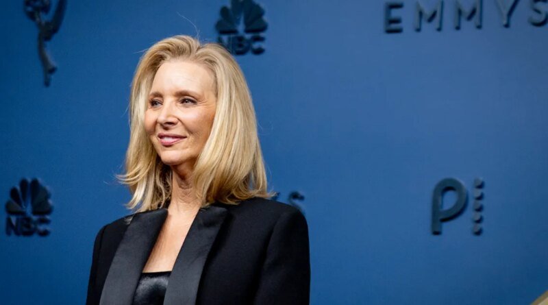The $28 Concealer Lisa Kudrow Wore on the Red Carpet That Stays Flawless
