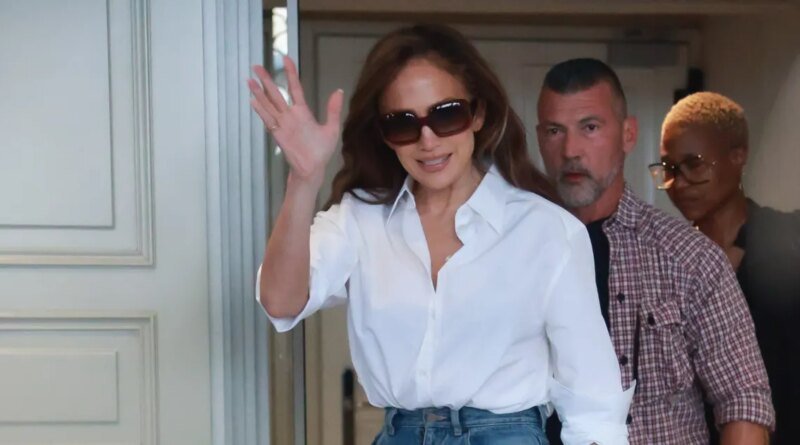 Jennifer Lopez's Luxe Mom Jeans Flaunt an Hourglass Figure