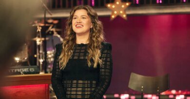 Kelly Clarkson Reflects on Her Life's Journey During Talk Show Discussions